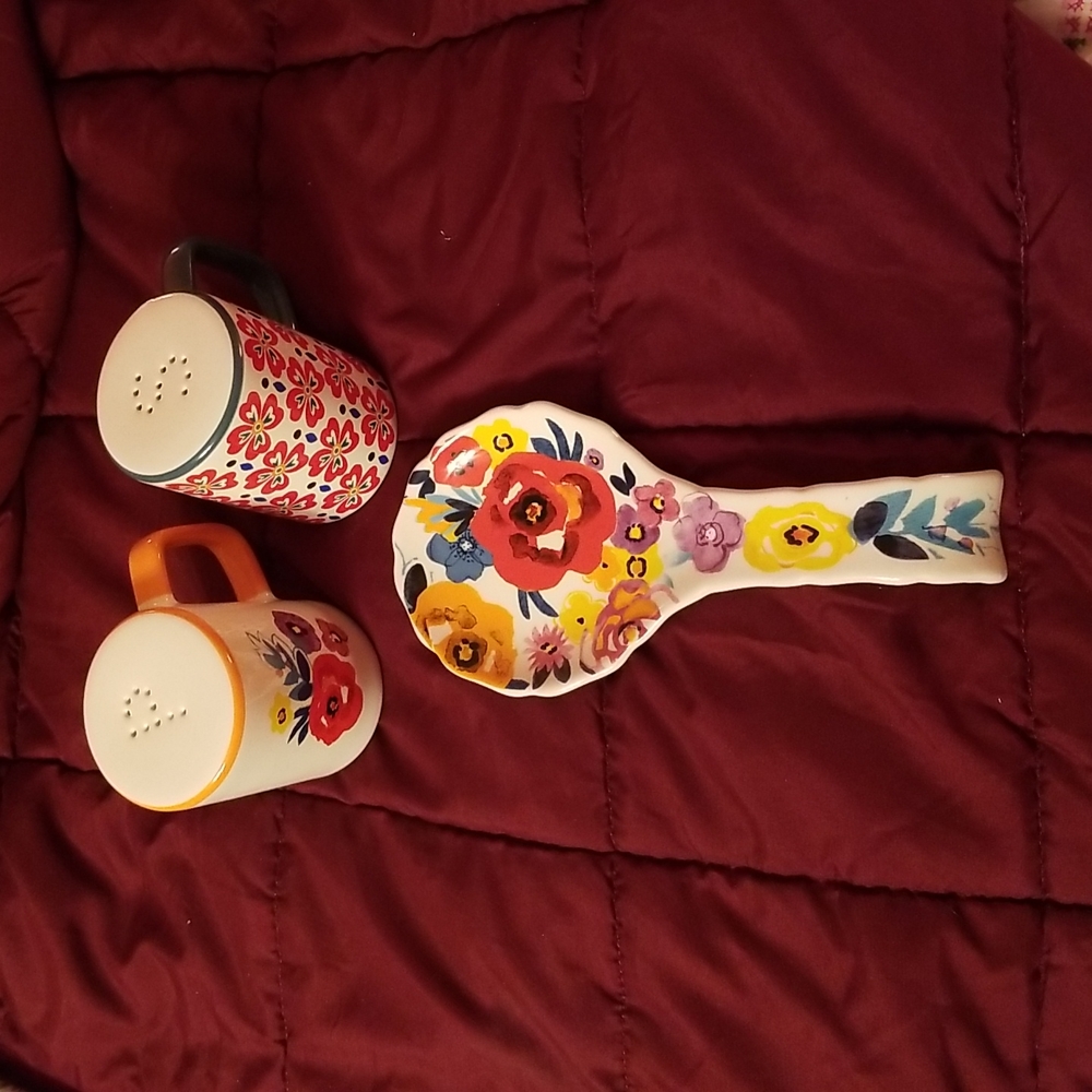New Pioneer Woman Salt & Pepper Shakers and Spoon Rest